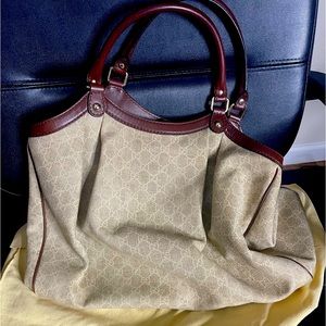 This over sized Hobo Authentic GUCCI bag is perfect for any on the go needs!